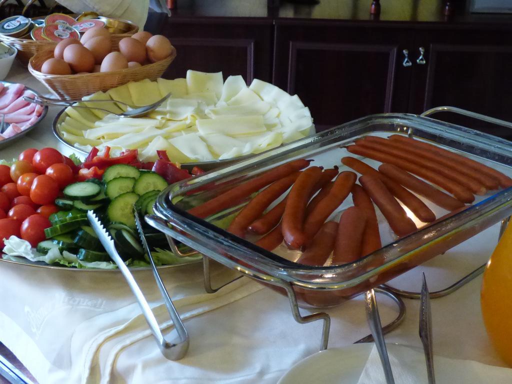 Penzion - Restaurant U Zamku Bečov nad Teplou Buitenkant foto