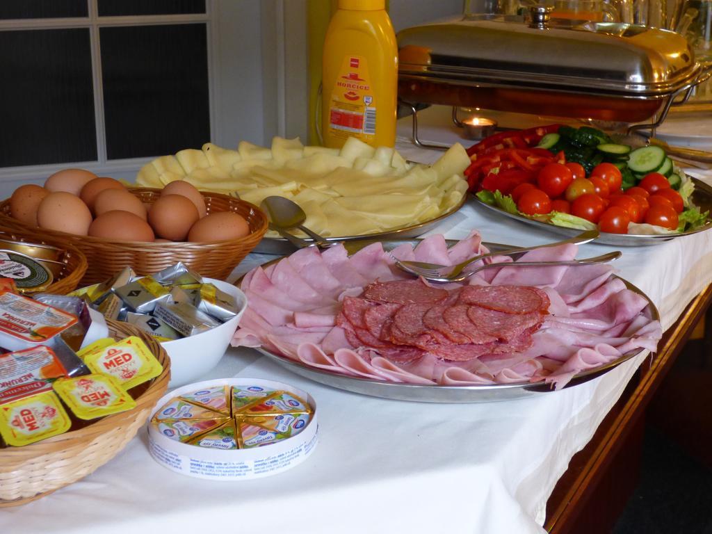 Penzion - Restaurant U Zamku Bečov nad Teplou Buitenkant foto