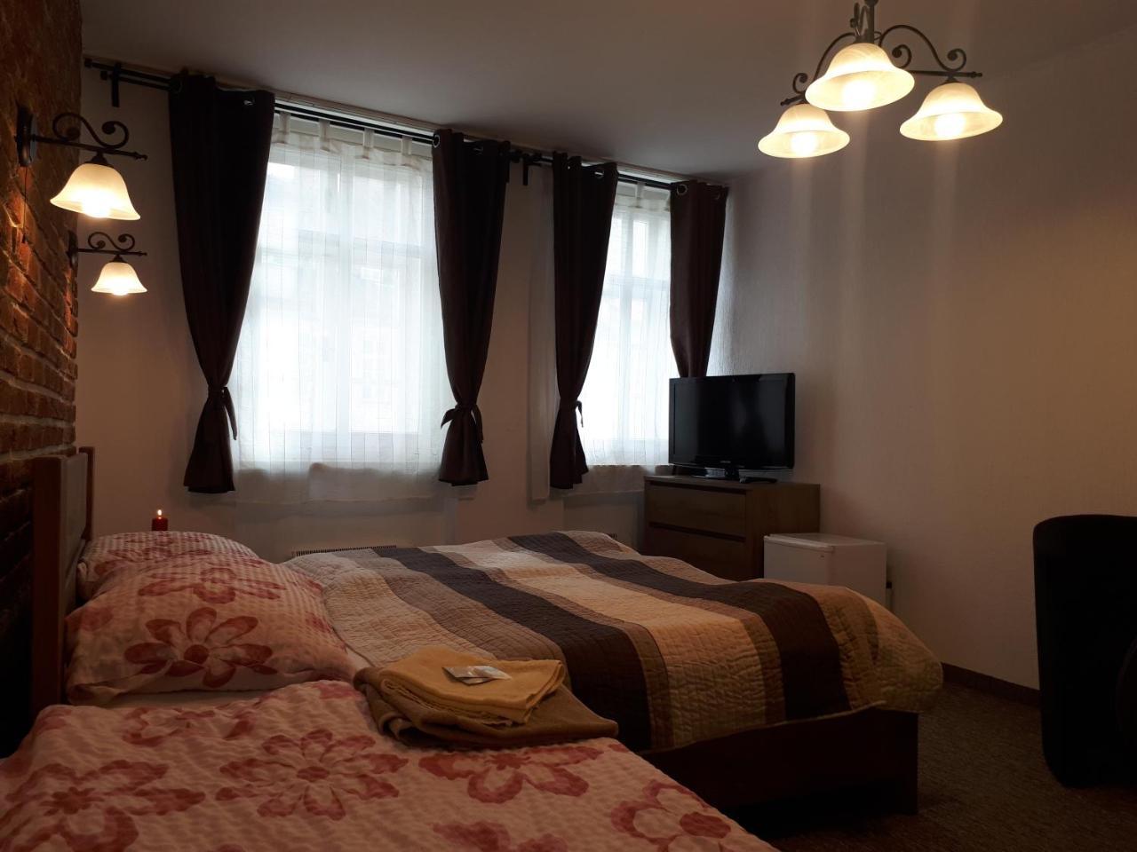 Penzion - Restaurant U Zamku Bečov nad Teplou Buitenkant foto