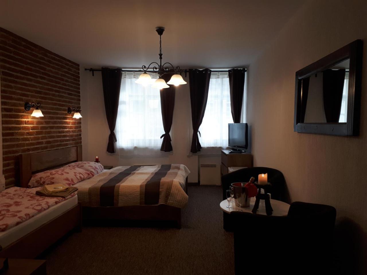 Penzion - Restaurant U Zamku Bečov nad Teplou Buitenkant foto