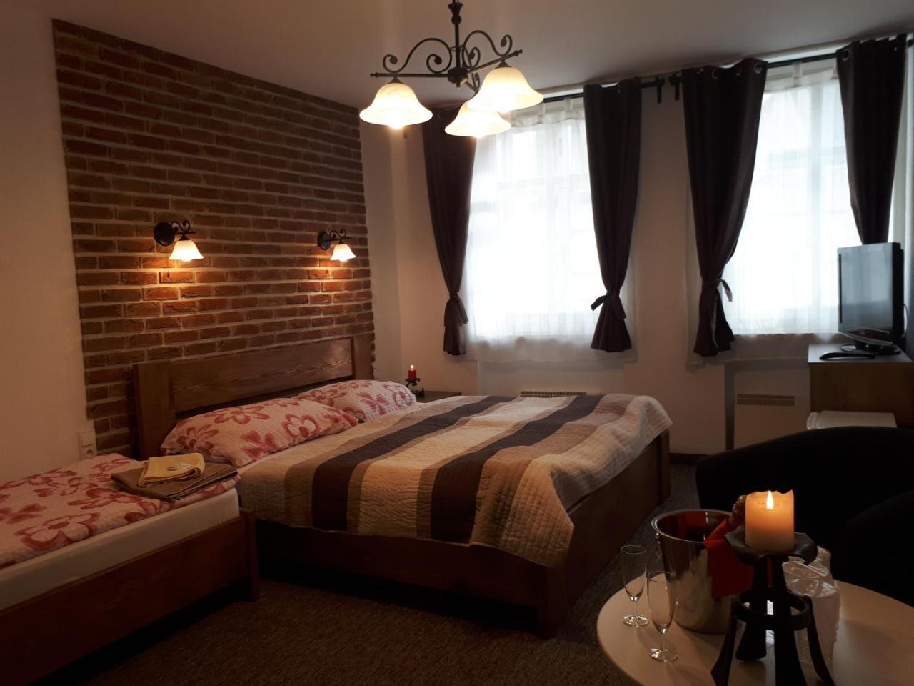 Penzion - Restaurant U Zamku Bečov nad Teplou Buitenkant foto