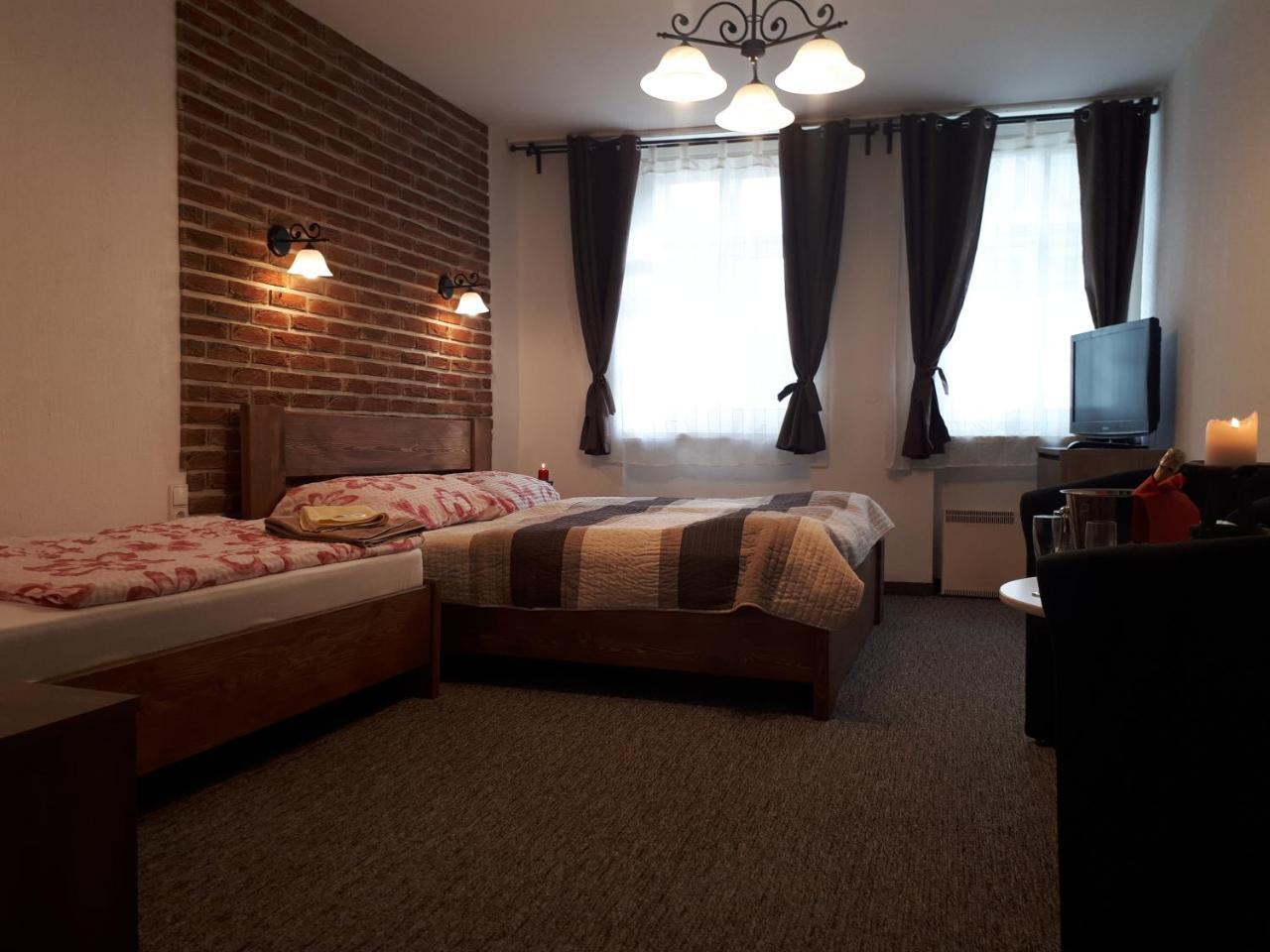 Penzion - Restaurant U Zamku Bečov nad Teplou Buitenkant foto