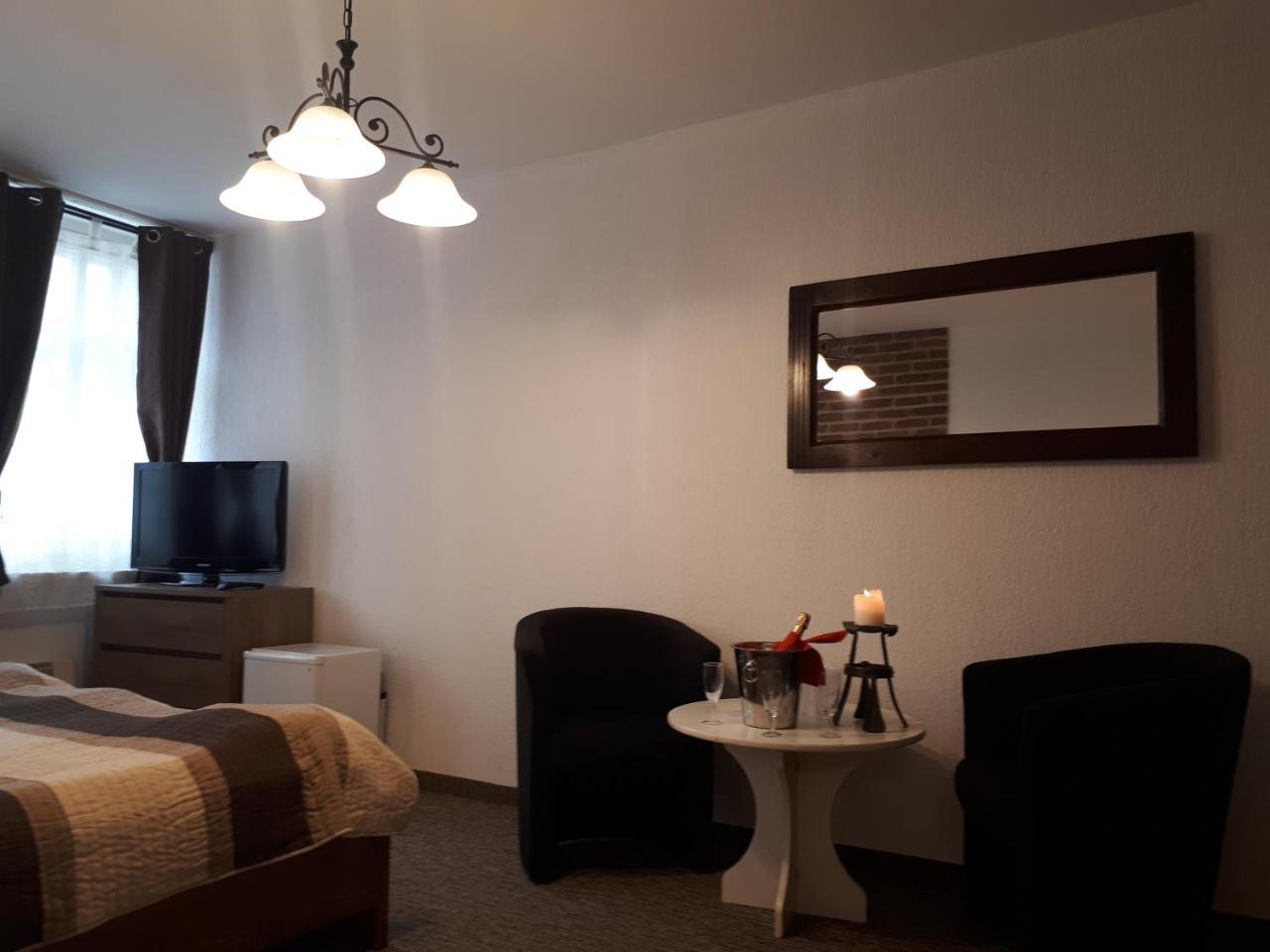 Penzion - Restaurant U Zamku Bečov nad Teplou Buitenkant foto
