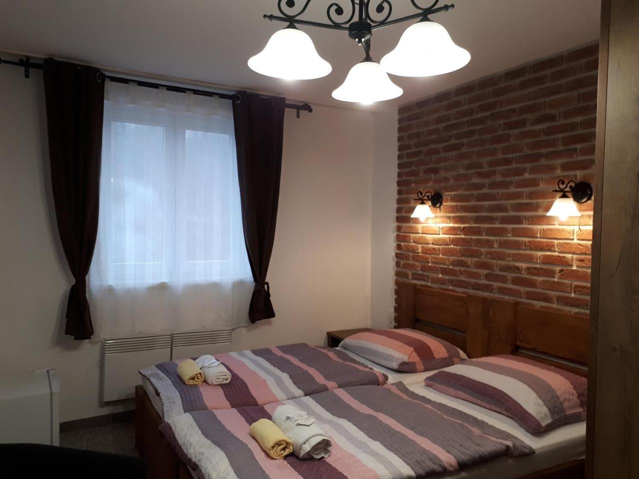Penzion - Restaurant U Zamku Bečov nad Teplou Buitenkant foto