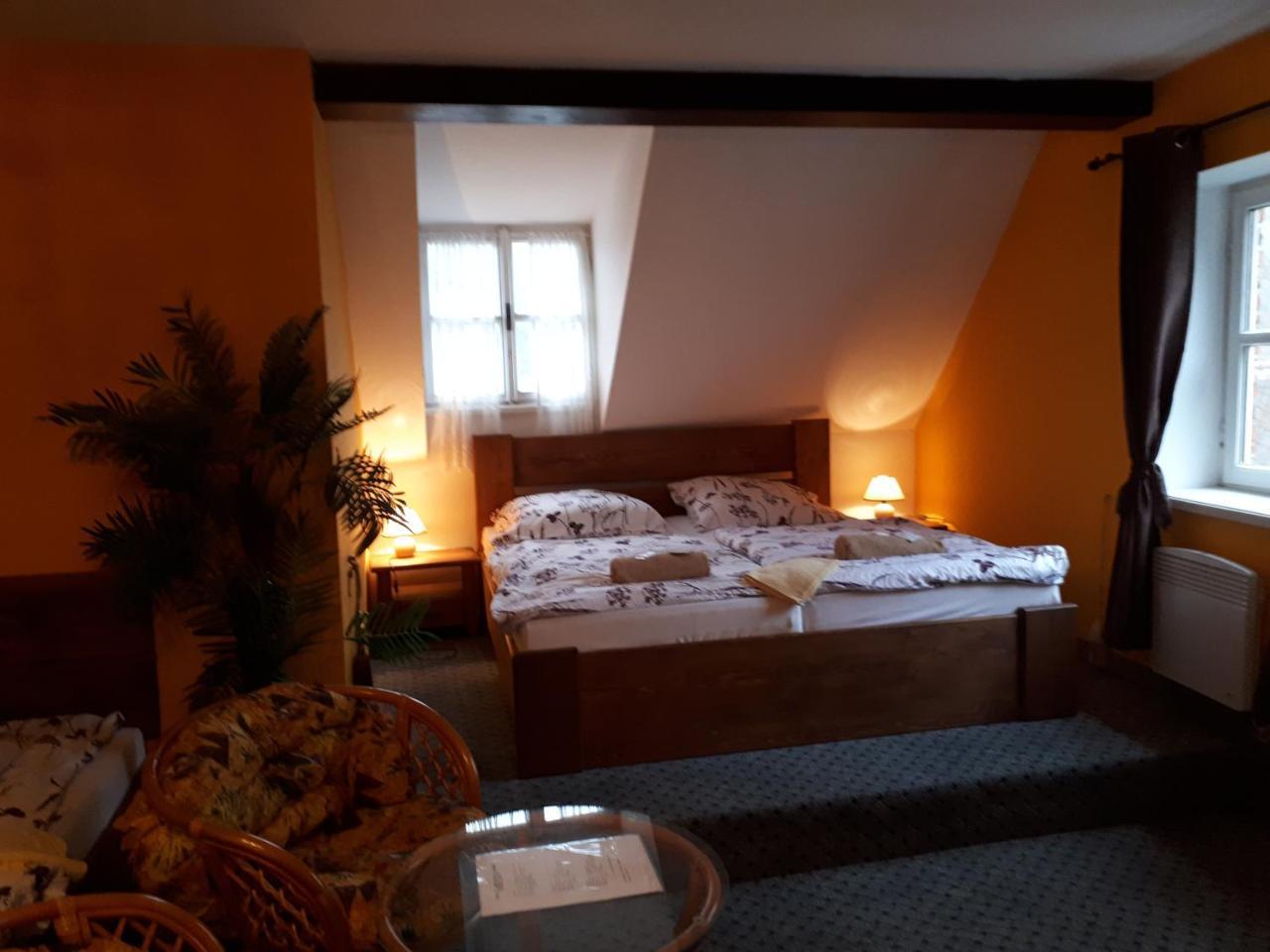 Penzion - Restaurant U Zamku Bečov nad Teplou Buitenkant foto