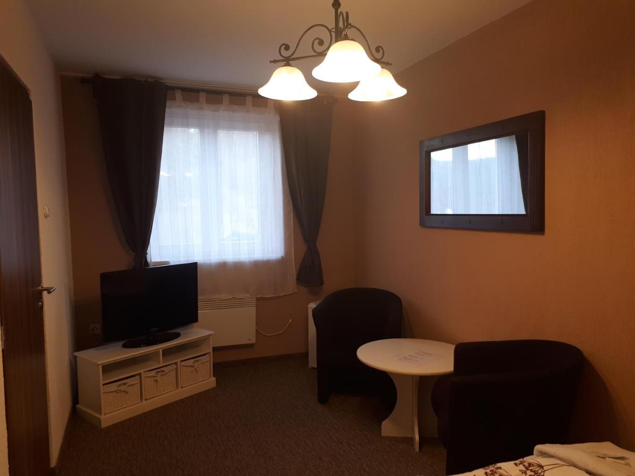 Penzion - Restaurant U Zamku Bečov nad Teplou Buitenkant foto