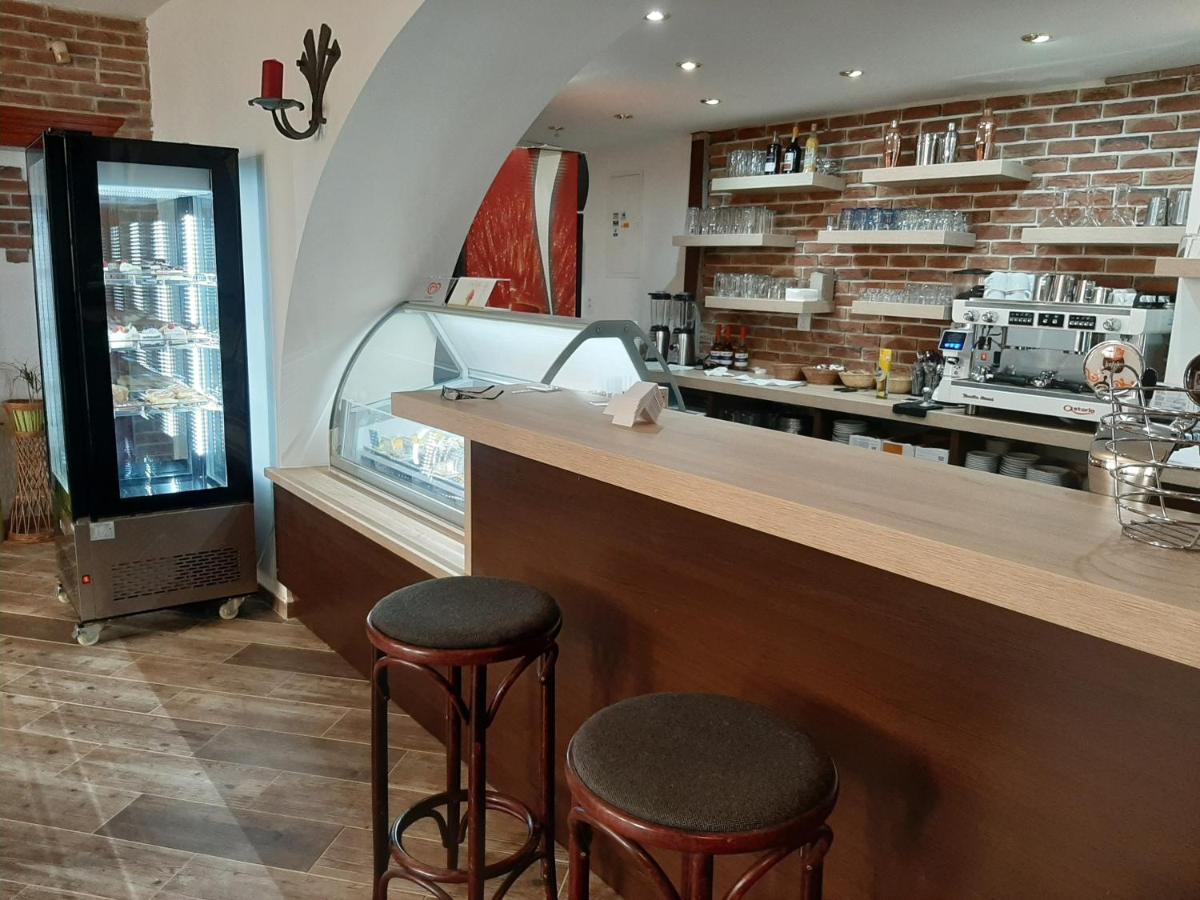 Penzion - Restaurant U Zamku Bečov nad Teplou Buitenkant foto