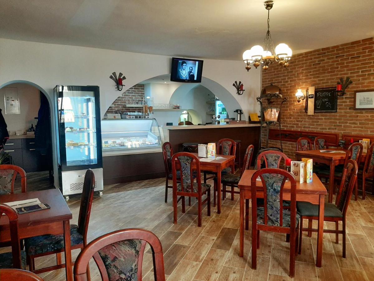 Penzion - Restaurant U Zamku Bečov nad Teplou Buitenkant foto