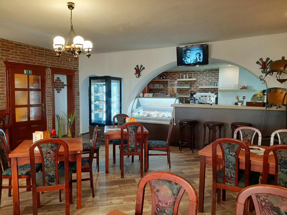 Penzion - Restaurant U Zamku Bečov nad Teplou Buitenkant foto